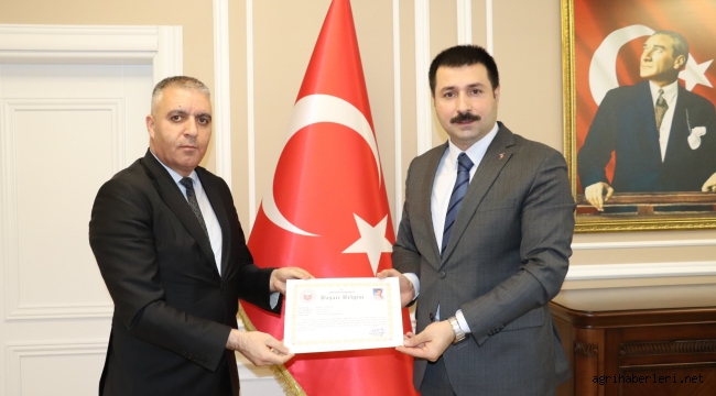 Kaymakam Mustafa Karali, Diyadin'de Başarılı Personelleri Belge İle Ödüllendirdi.