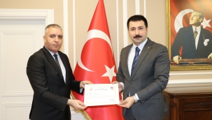Kaymakam Mustafa Karali, Diyadin'de Başarılı Personelleri Belge İle Ödüllendirdi.