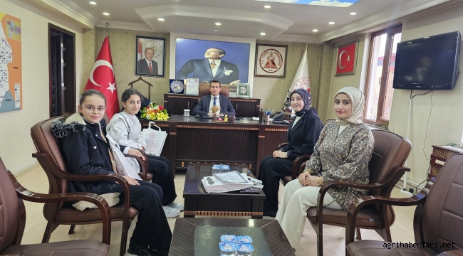 KAYMAKAMI ADIBELLİ, TUTAK'TA EN ÇOK KİTAP OKUYAN ÖĞRENCİYE BAŞARI BELGESİ VERDİ.