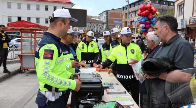 Ağrı'da Emniyet ve Jandarmadan Ortak Trafik Bilgilendirme Standı