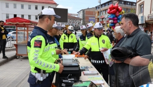 Ağrı'da Emniyet ve Jandarmadan Ortak Trafik Bilgilendirme Standı