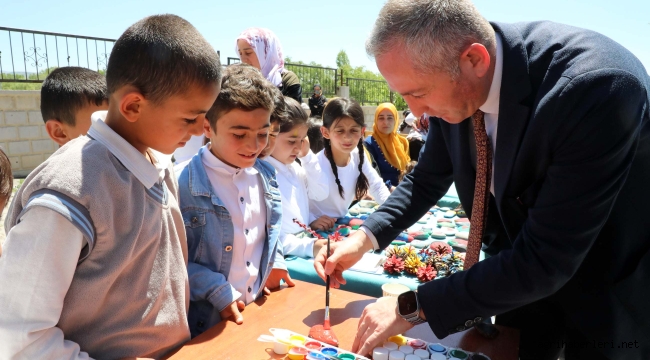 Ağrı'da il müdürü öğrencilere yüz boyama yaptı