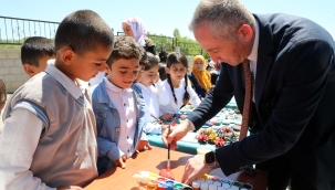 Ağrı'da il müdürü öğrencilere yüz boyama yaptı