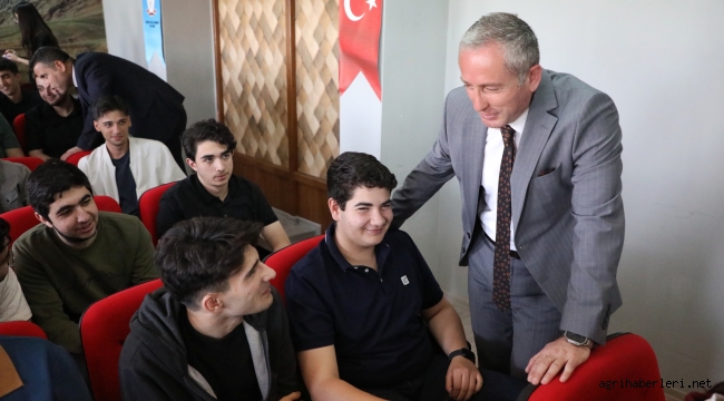 Ağrı Milli Eğitim Müdürü Kökrek'ten YKS öğrencilerine moral ziyareti