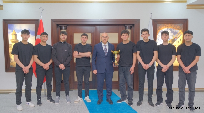 Ağrı Valisi Mustafa Koç'a Türkiye Şampiyonluğu Kupasını Takdim Ettiler