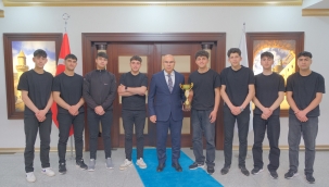 Ağrı Valisi Mustafa Koç'a Türkiye Şampiyonluğu Kupasını Takdim Ettiler