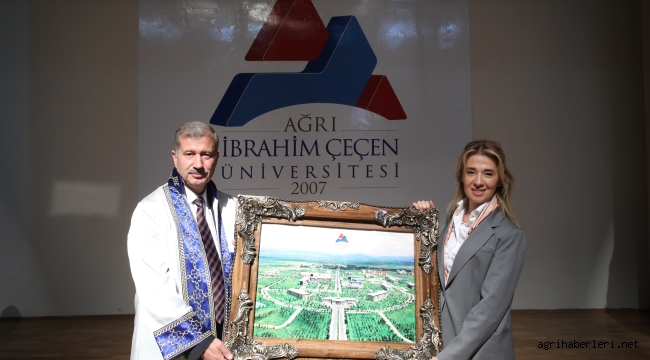 AİÇÜ'de IC Vakfı Akademik Teşvik Ödülleri ve Cübbe Giyme Töreni Yapıldı