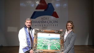 AİÇÜ'de IC Vakfı Akademik Teşvik Ödülleri ve Cübbe Giyme Töreni Yapıldı