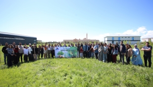 AİÇÜ Öğrencileri 100 Fidanı Toprakla Buluşturuldu