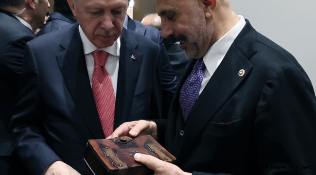 Cemal Kaya, 300 Yıllık Tarihî Kur'an-ı Kerimi Cumhurbaşkanı Erdoğan'a Hediye Etti