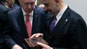 Cemal Kaya, 300 Yıllık Tarihî Kur'an-ı Kerimi Cumhurbaşkanı Erdoğan'a Hediye Etti
