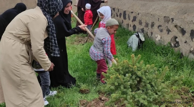 Doğubayazıt'ta 4-6 Yaş Kur'an Kursu Öğrencileri Cami Bahçesine Fidan Dikti