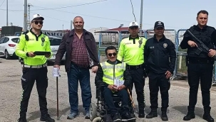 Doğubayazıt'ta Trafik Haftası'nda Emniyet ve Engelliler Derneği iş birliğiyle dikkat çekici bir farkındalık etkinliği düzenlendi.