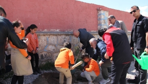 Kaymakam Ekinci, "Orman Benim" Kampanyasında Öğrencilerle Birlikte Fidan Dikti