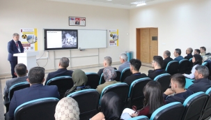 Rektör Prof. Dr. İlhami Gülçin, AİÇÜ'de Derse Girdi