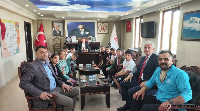 Tutaklı İlkokul Öğrencileri Kız ve Erkekler Kategorisinde Tenis (Kort) Bölge Şampiyonu Oldular