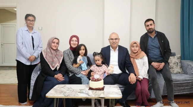 Vali Koç ve Eşi, Özel Gereksinimli Ebrar'ın Doğum Gününü Kutladı