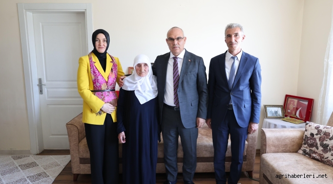 Vali ve Eşi Anneler Günü'nde Şehit Polis Memuru Yıldırım Günay'ın Annesi  Ziyaret Etti.
