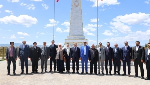  Ağrı'da Vali ve Siyasetçiler, Kurban Bayramı'nda Vatandaşlarla Bir Araya Geldi
