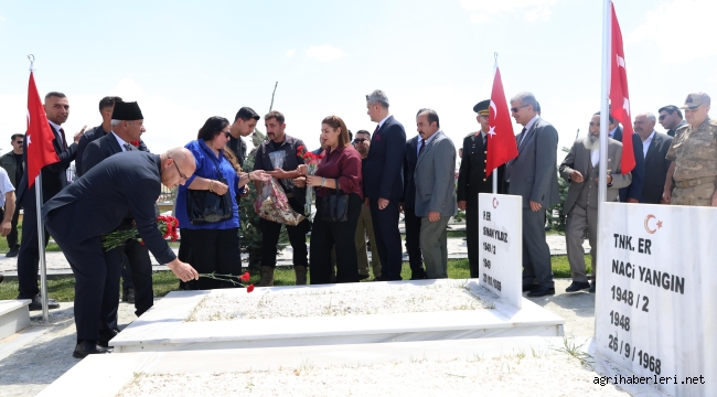 Ağrı'da 15 Temmuz Demokrasi ve Milli Birlik Günü dolayısıyla şehitlerin kabirlerine karanfiller bırakıldı, 