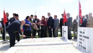 Ağrı'da 15 Temmuz Demokrasi ve Milli Birlik Günü dolayısıyla şehitlerin kabirlerine karanfiller bırakıldı, 