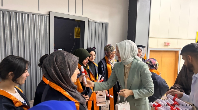 Ağrı'da Anne Akademisinde Mezun Olan Kadınların Diplomalarını Neslihan Gül Koç, Takdim Etti