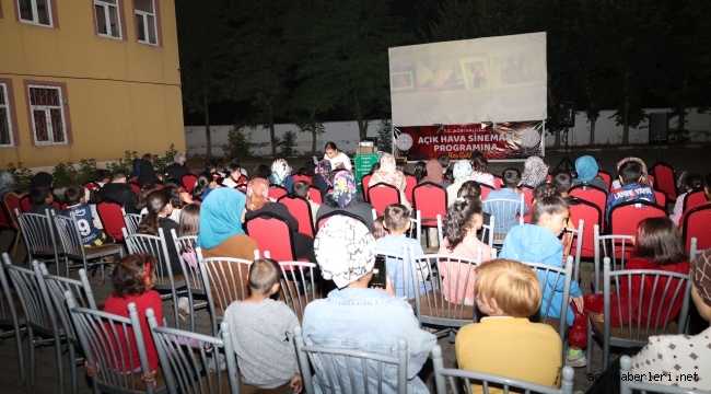 Ağrı'da Yaz Akşamları Açık Hava Sinemasına Yoğun İlgi