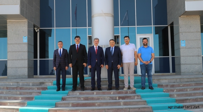  Ağrı İbrahim Çeçen Üniversitesi (AİÇÜ) Rektörü Prof. Dr. İlhami Gülçin, Iğdır Üniversitesi Rektörlüğüne Atanan Prof. Dr. Ekrem Gürel'e Hayırlı Olsun Ziyaretinde Bulundu.