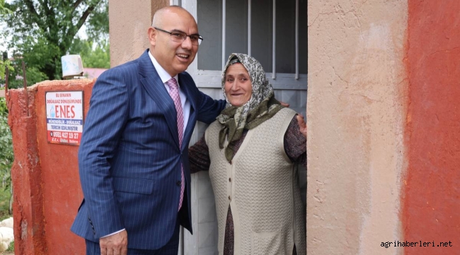 Ağrı Valisi Koç, Taşlıçay ilçesinden makam arabasına el sallayan nineye misafir oldu.