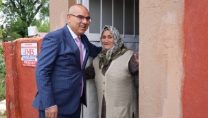 Ağrı Valisi Koç, Taşlıçay ilçesinden makam arabasına el sallayan nineye misafir oldu.