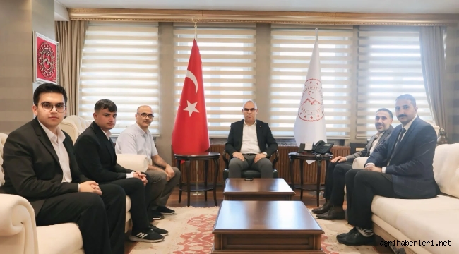 Ağrı Valisi Koç, YKS'de Derece Yapan İmam Hatip Lisesi Öğrencilerini Makamında Kabul Etti