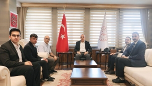 Ağrı Valisi Koç, YKS'de Derece Yapan İmam Hatip Lisesi Öğrencilerini Makamında Kabul Etti