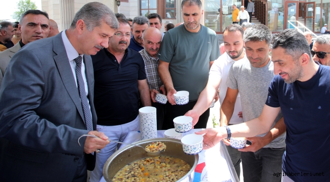  AİÇÜ Rektörü Gülçin, Muharrem Ayında Cami Bahçesinde Bol Kepçe Aşure Dağıttı
