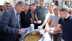   AİÇÜ Rektörü Gülçin, Muharrem Ayında Cami Bahçesinde Bol Kepçe Aşure Dağıttı