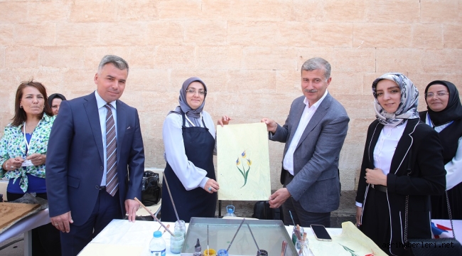 AİÇÜ Rektörü Prof. Dr. İlhami Gülçin, İshak Paşa Sarayı'nda Akademisyenler İle Birlikte Ebru ve Hat Sanatı Yaptı