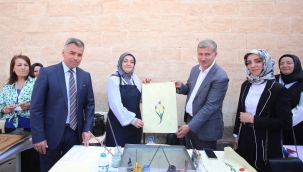 AİÇÜ Rektörü Prof. Dr. İlhami Gülçin, İshak Paşa Sarayı'nda Akademisyenler İle Birlikte Ebru ve Hat Sanatı Yaptı