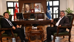 Patnos Kaymakamı Burak Dertlioğlu, Patnos Belediye Başkanı Abdulhalık Taşkın'ı makamında ziyaret etti.