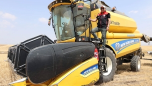 Vali Mustafa Koç, Eskiharman Köyü'nde ilk buğday hasadını biçti.