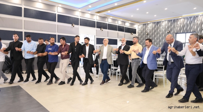 Vali Mustafa Koç, nikah şahidi oldu halay çekti