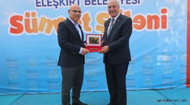  Ağrı Valisi Mustafa Koç'a Eleşkirt İlçesinde Fahri Hemşehrilik Beratı ve Şehrin Anahtarı Verildi