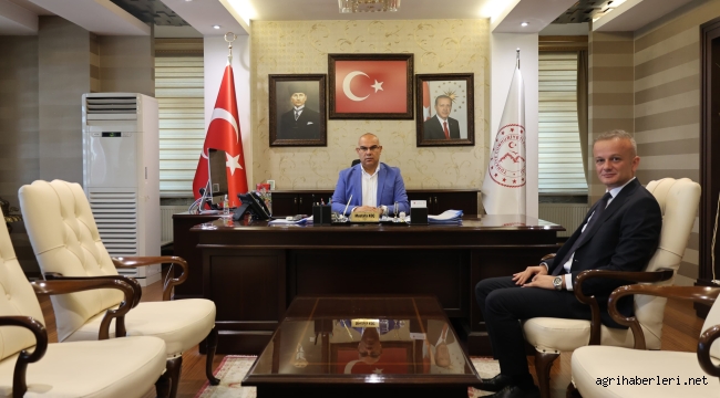 Hamur'un yeni Kaymakamı Minuz, Vali Koç'u makamında ziyaret ederek ilçede görevine başladı.
