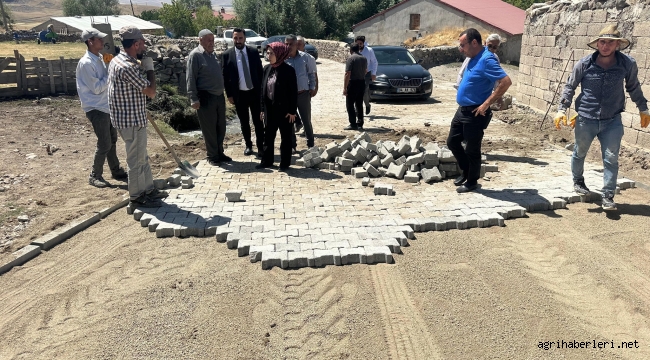 Taşlıçay Kaymakamı Kılıç, AK Parti İlçe Başkanı Deniz, köyde yapılan kilit parke taşı döşeme çalışmalarını yerinde inceledi.