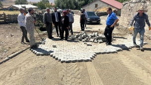 Taşlıçay Kaymakamı Kılıç, AK Parti İlçe Başkanı Deniz, köyde yapılan kilit parke taşı döşeme çalışmalarını yerinde inceledi.