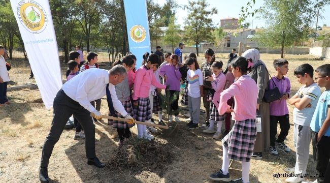 Ağrı'da Müdür Kökrek, Öğrencilerle Birlikte 'Yeşil Vatan' İçin Fidan Dikti