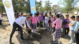 Ağrı'da Müdür Kökrek, Öğrencilerle Birlikte 'Yeşil Vatan' İçin Fidan Dikti