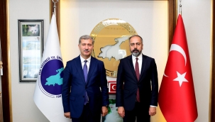 AİÇÜ Rektörü Gülçin'e Mezun Olduğu Van YYÜ Rozeti Takdim Edildi