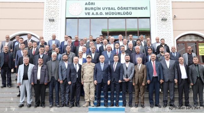 Ağrı'da Vali Koç, Yemekli Programda Muhtarlarla Bir Araya Geldi