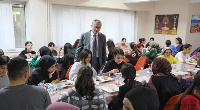 Ağrı Milli Eğitim Müdürü Kökrek, Kız Öğrenci Yurdu'nda Akşam Yemeğinde Öğrencilerle Buluştu