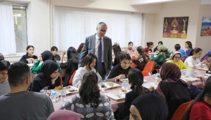 Ağrı Milli Eğitim Müdürü Kökrek, Kız Öğrenci Yurdu'nda Akşam Yemeğinde Öğrencilerle Buluştu