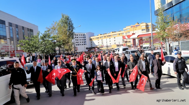 Doğubayazıt'ta 10. Yıl Marşı Eşliğinde Bayrak Yürüyüşü Yapıldı